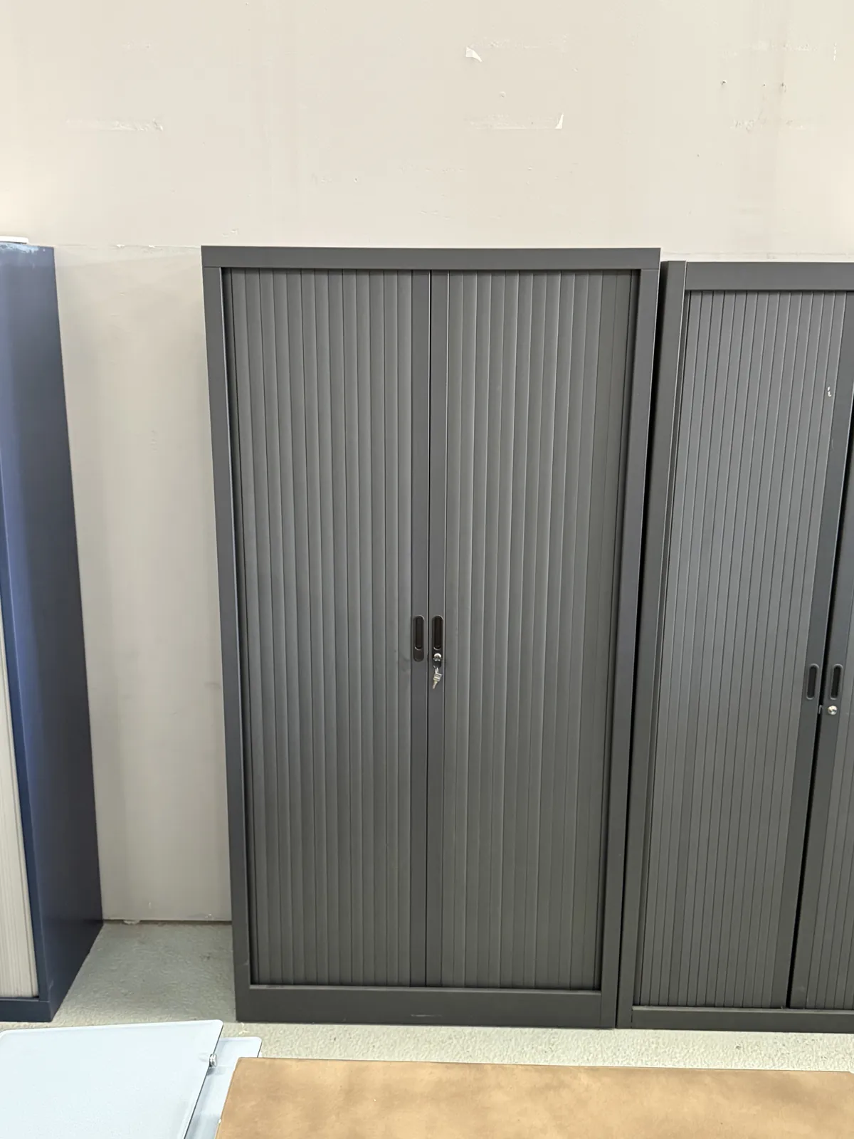 Armoire de bureau grise en plastique, taille moyenne, photo 1