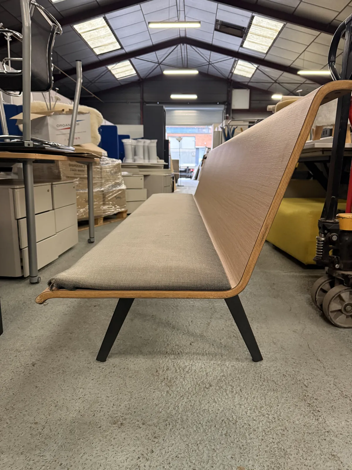 Banc d'accueil Arper en bois 240 cm, pour hall ou salle d'attente, photo 1
