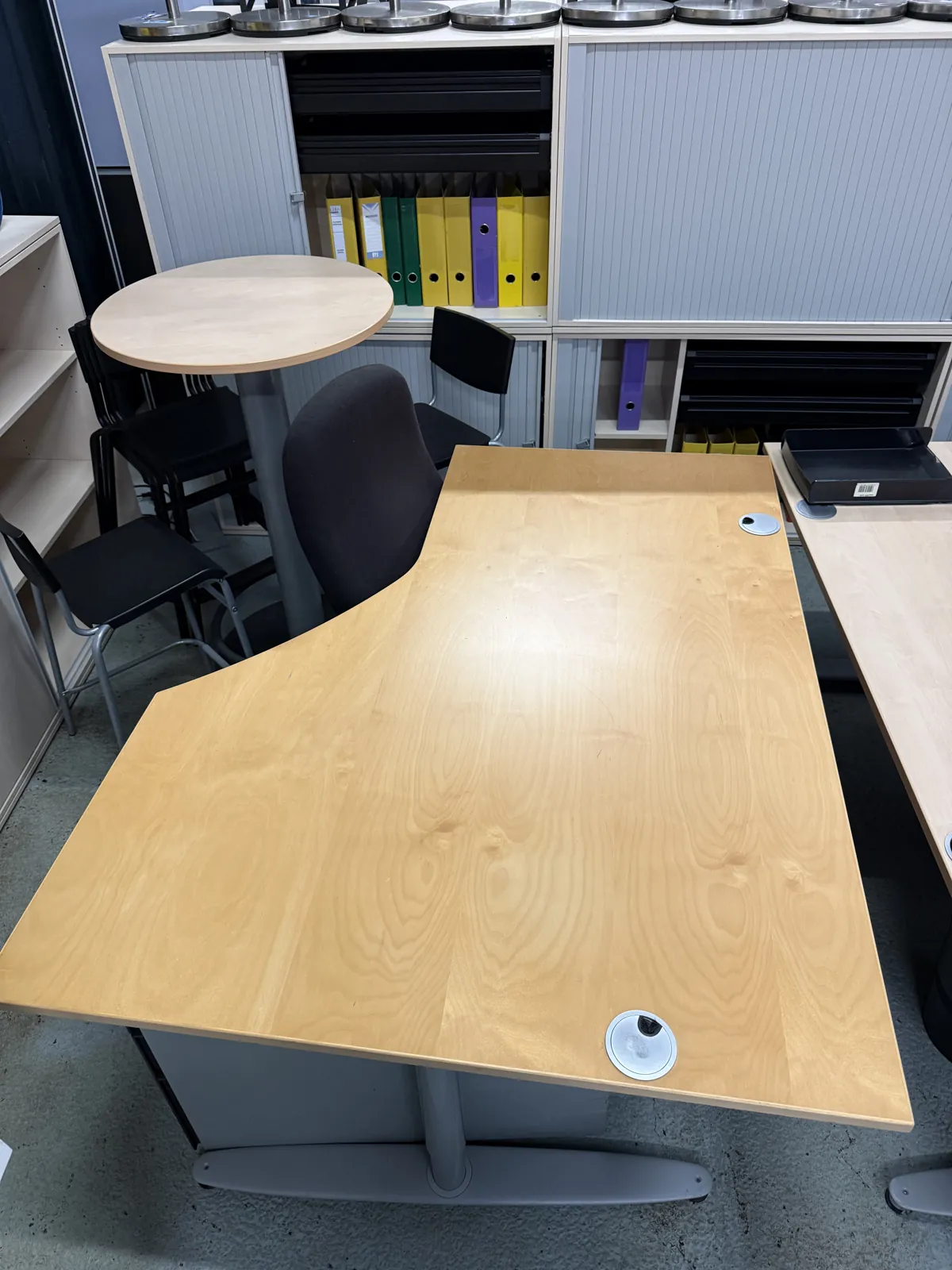 Bureau d'angle en bois foncé et gris avec passe-câbles, 160 cm, photo 1