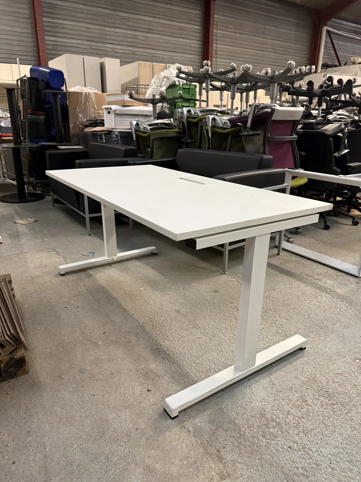 Bureau blanc Aleo avec pied métal et passe-câbles, photo 1