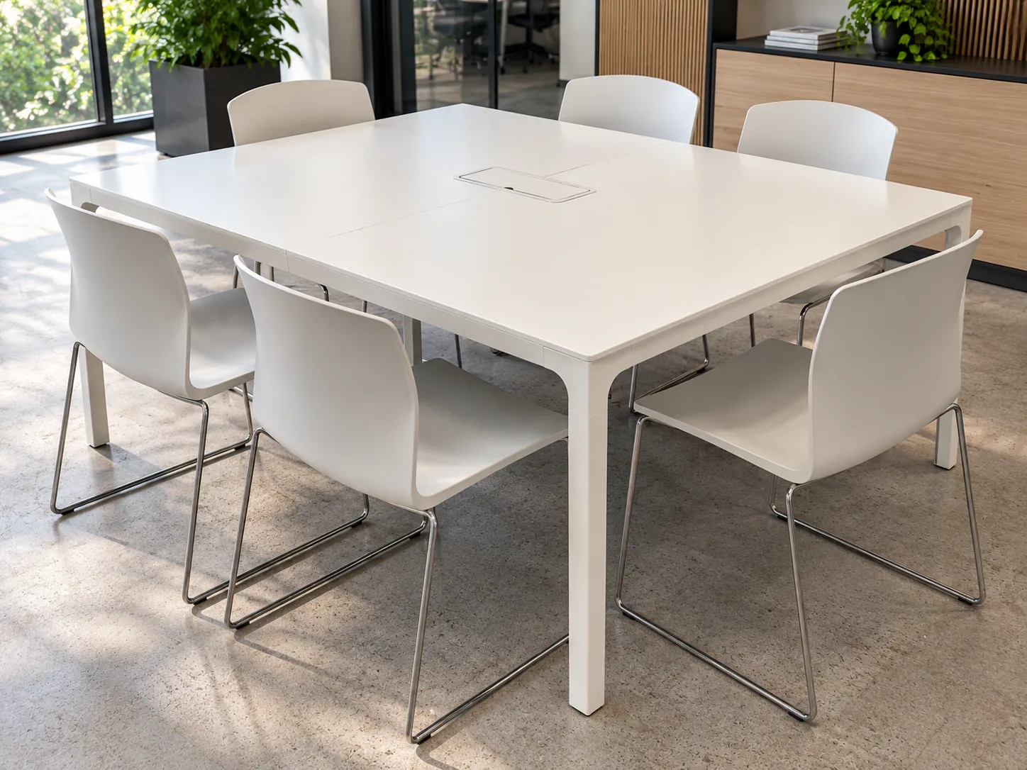 Bureau carré blanc avec socle multiprise, métal et mélaminé, illustration de mise en situation
