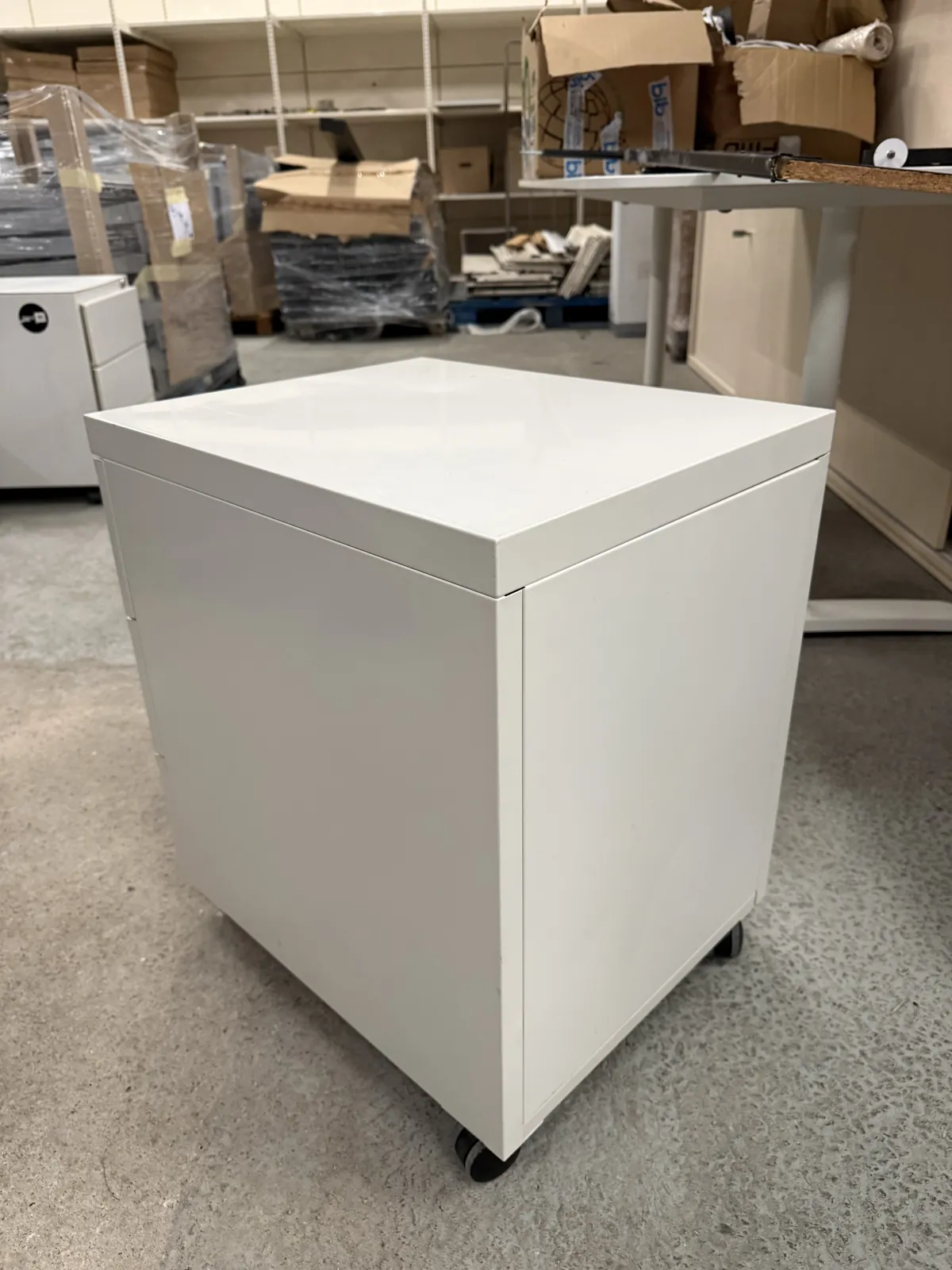 Caisson de bureau blanc strié en acier d'occasion, photo 1