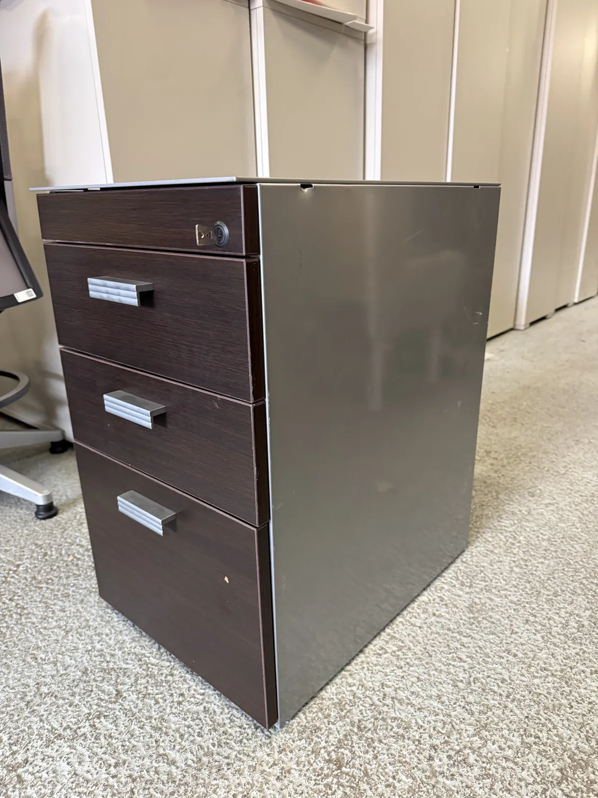 Caisson de bureau 3 tiroirs en bois et métal marron, avec serrure, photo 2