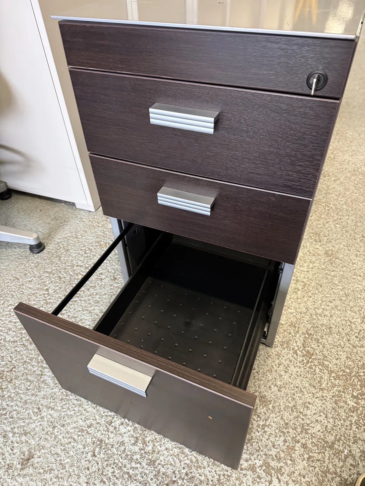 Caisson de bureau 3 tiroirs en bois et métal marron, avec serrure, photo 4