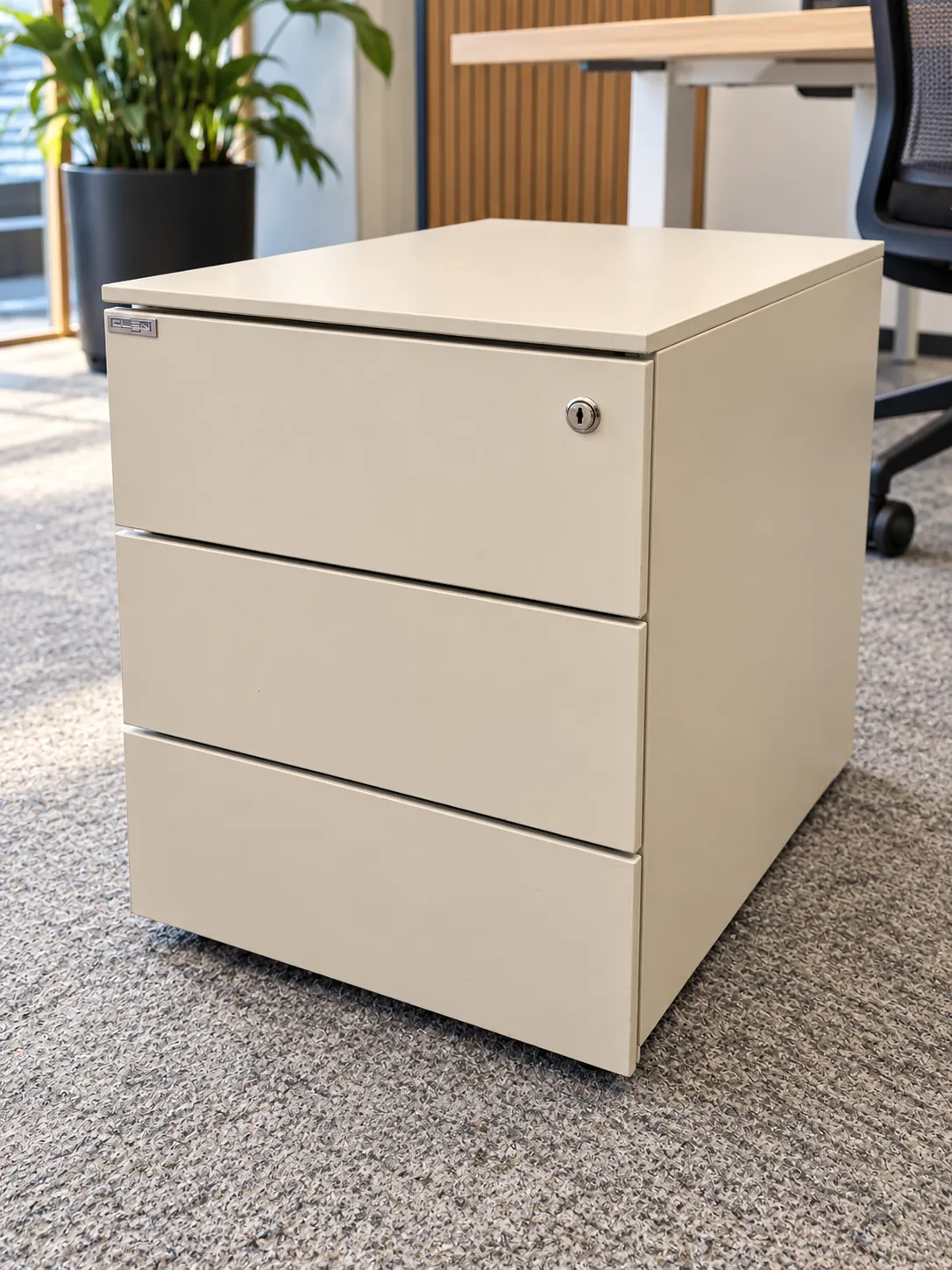 Caisson de bureau à roulettes Clen gris avec 3 tiroirs en métal, illustration de mise en situation