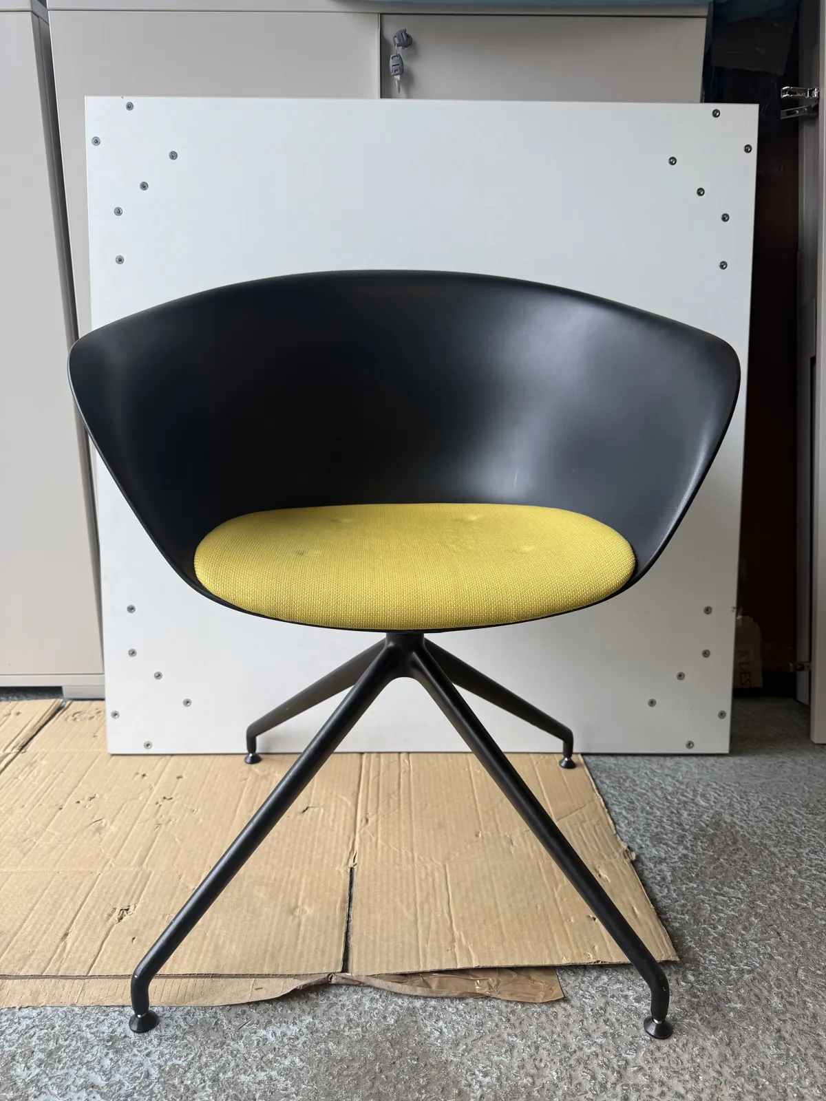 Chaise Arper noire à assise jaune en tissu, pour intérieur, photo 1