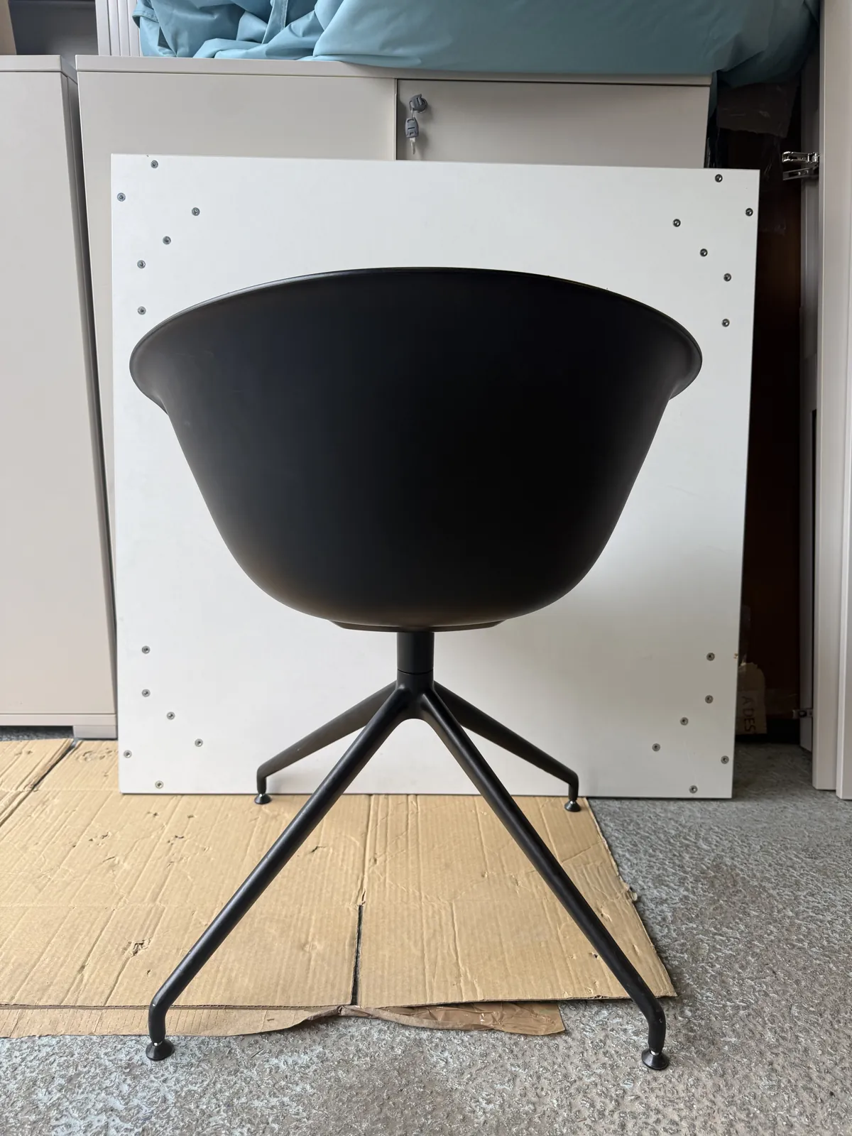 Chaise Arper noire à assise jaune en tissu, pour intérieur, photo 2