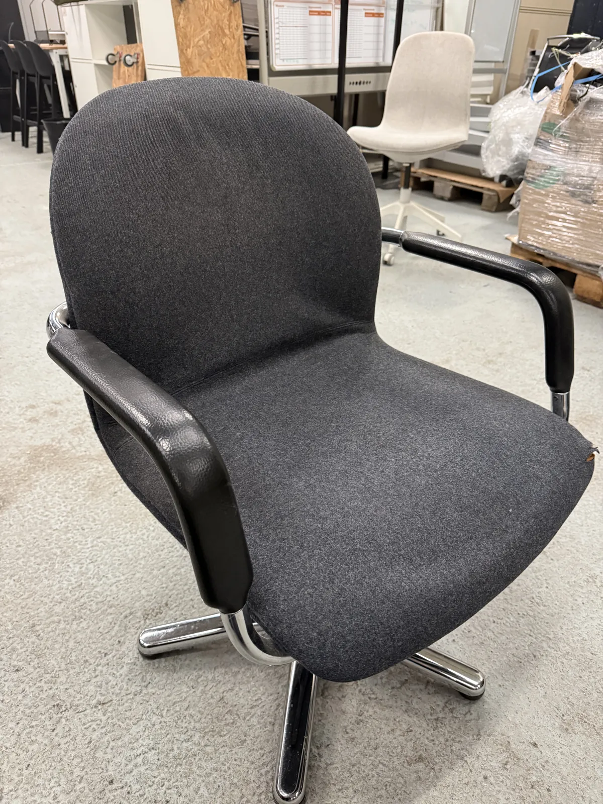 Chaise de bureau en daim gris d'occasion, à rénover, photo 1