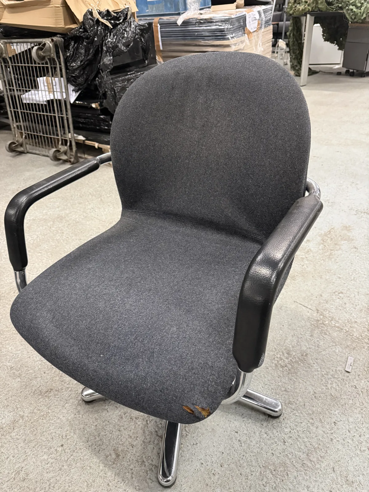 Chaise de bureau en daim gris d'occasion, à rénover, photo 3