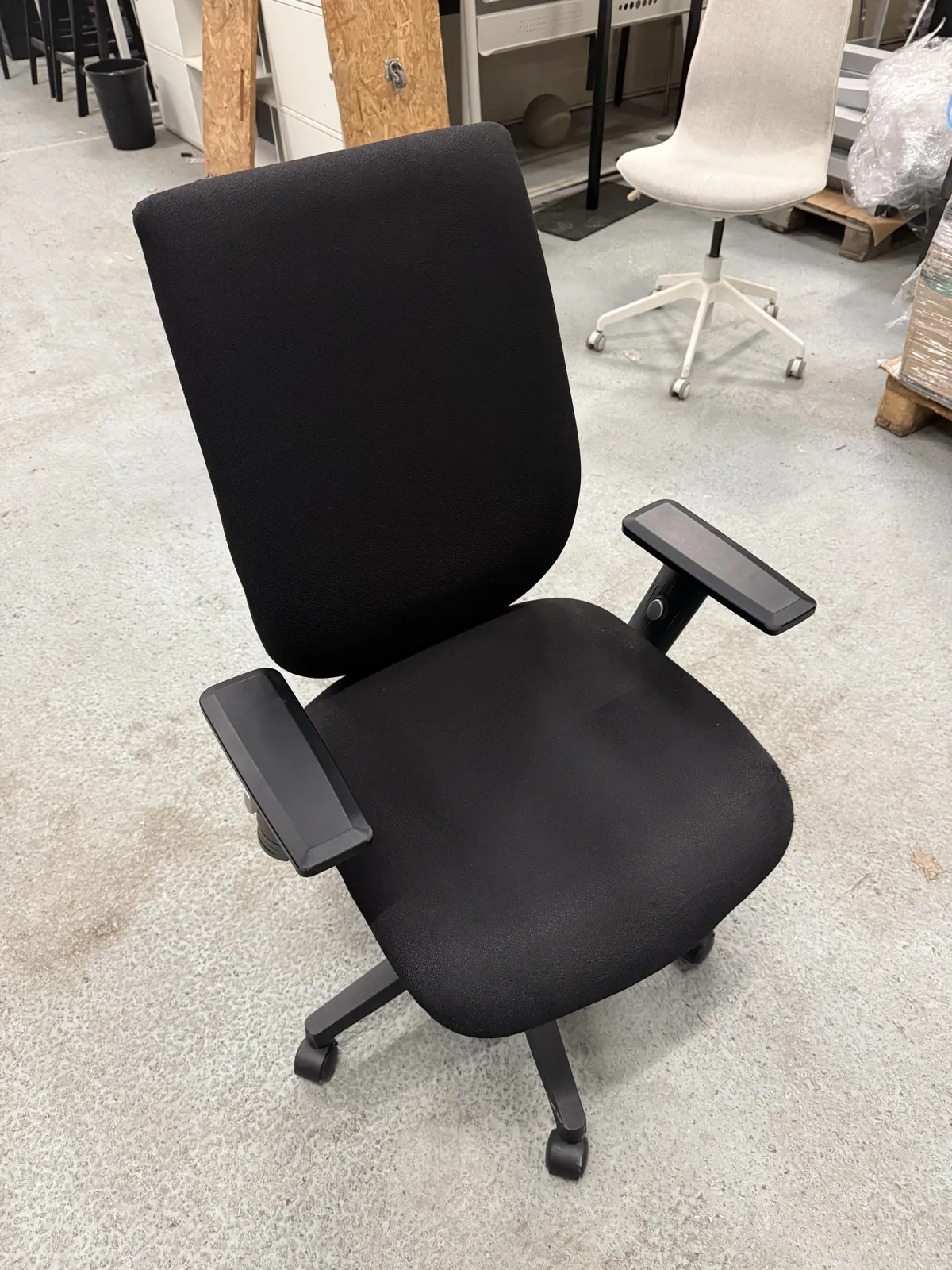 Chaise de bureau noire sur roulettes d'occasion, bon état, photo 1