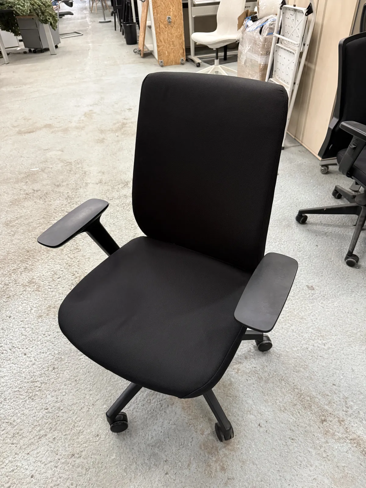Chaise de bureau à roulettes noire d'occasion, photo 1