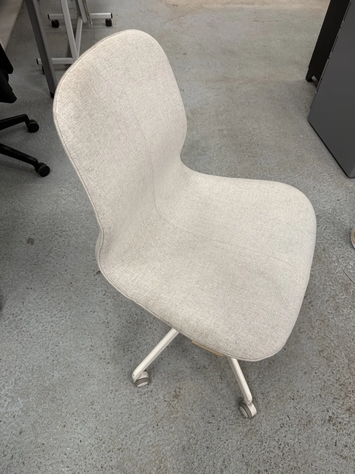 Chaise de bureau à roulettes blanche d'occasion, photo 1