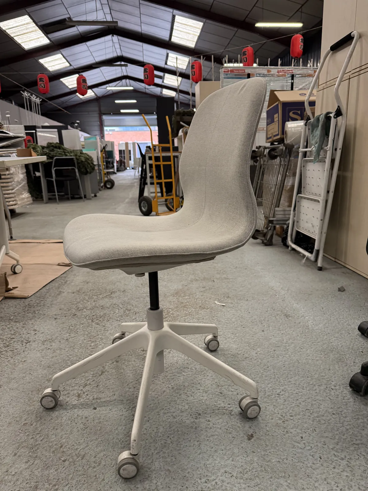 Chaise de bureau à roulettes blanche d'occasion, photo 2