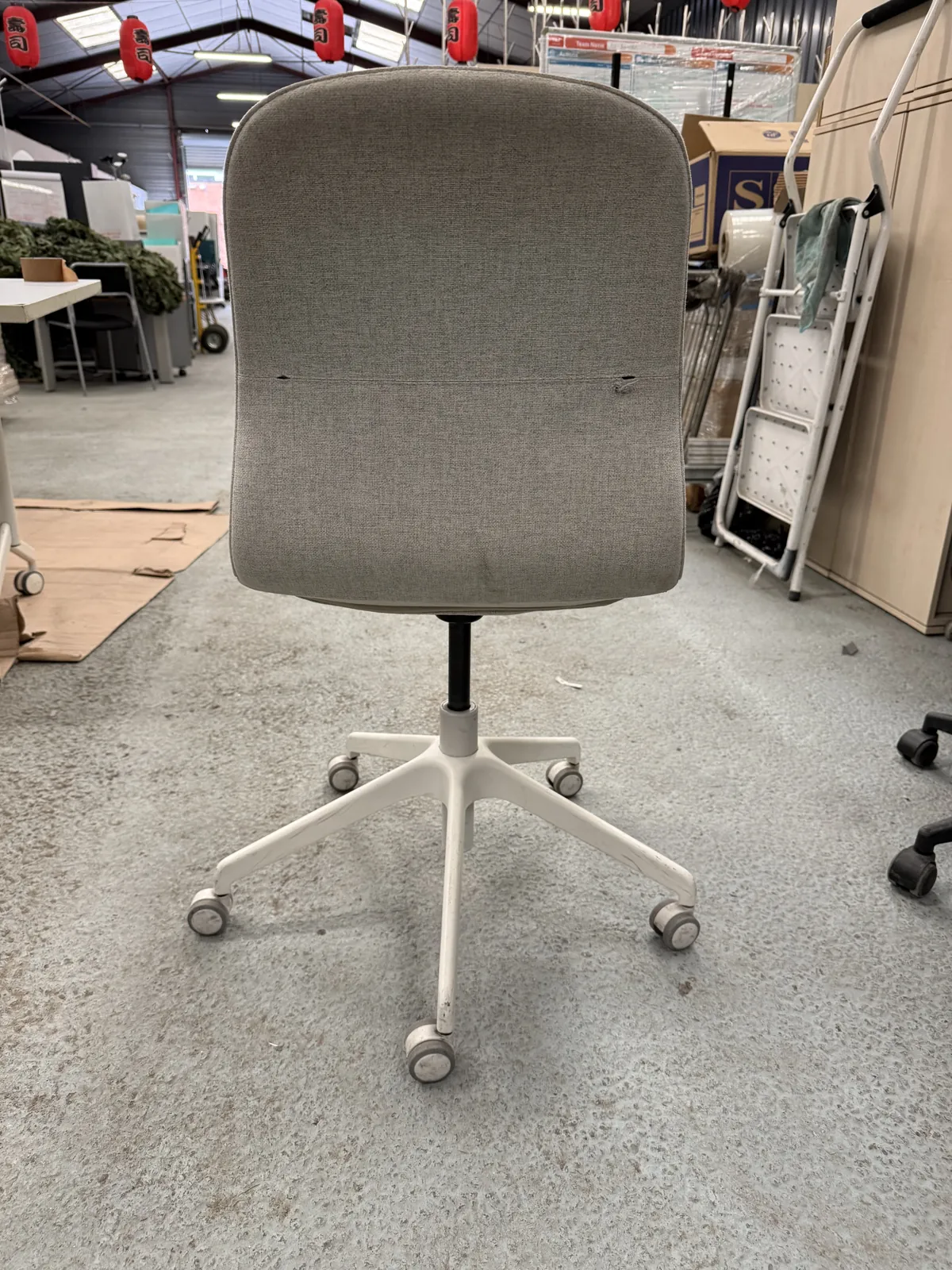 Chaise de bureau à roulettes blanche d'occasion, photo 3
