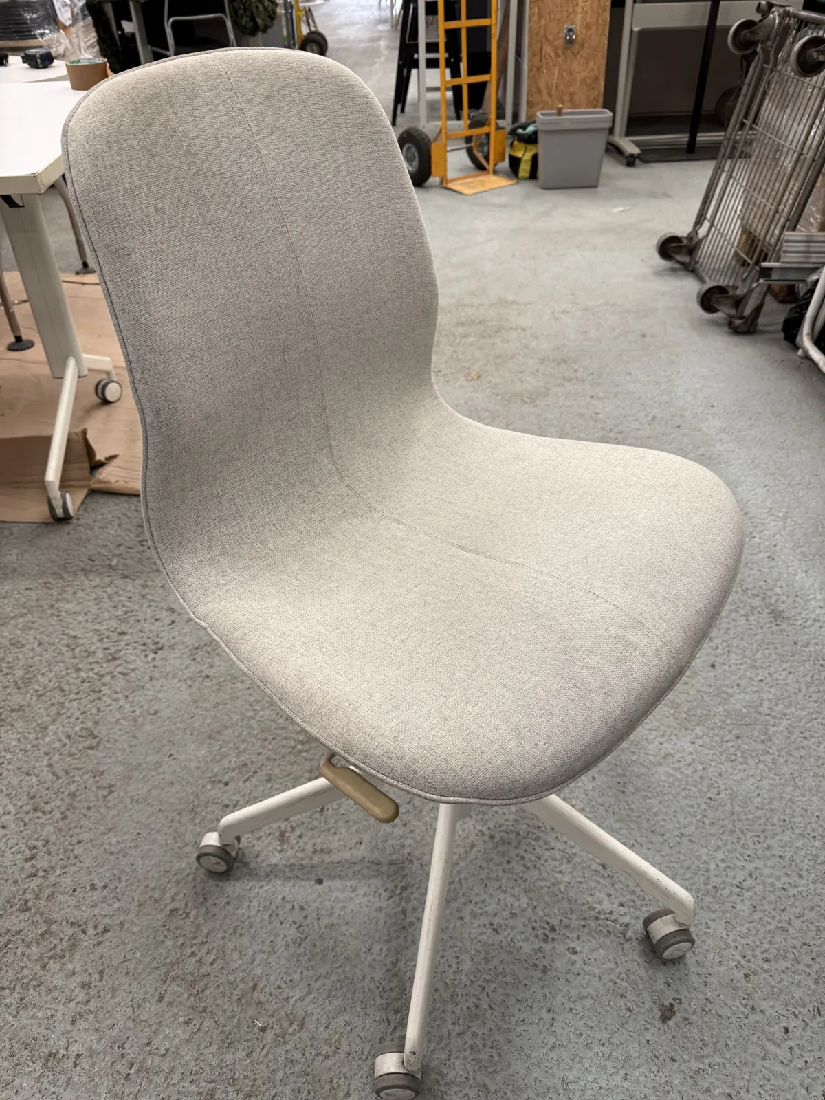 Chaise de bureau à roulettes blanche d'occasion, photo 5