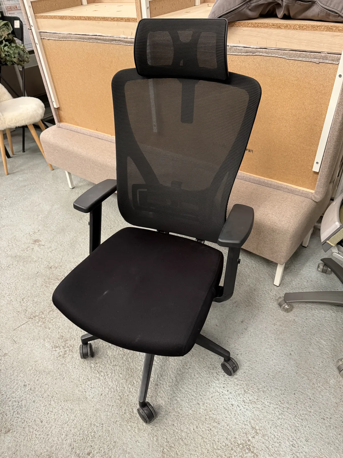 Chaise de bureau à roulettes noire avec appui-tête, photo 1