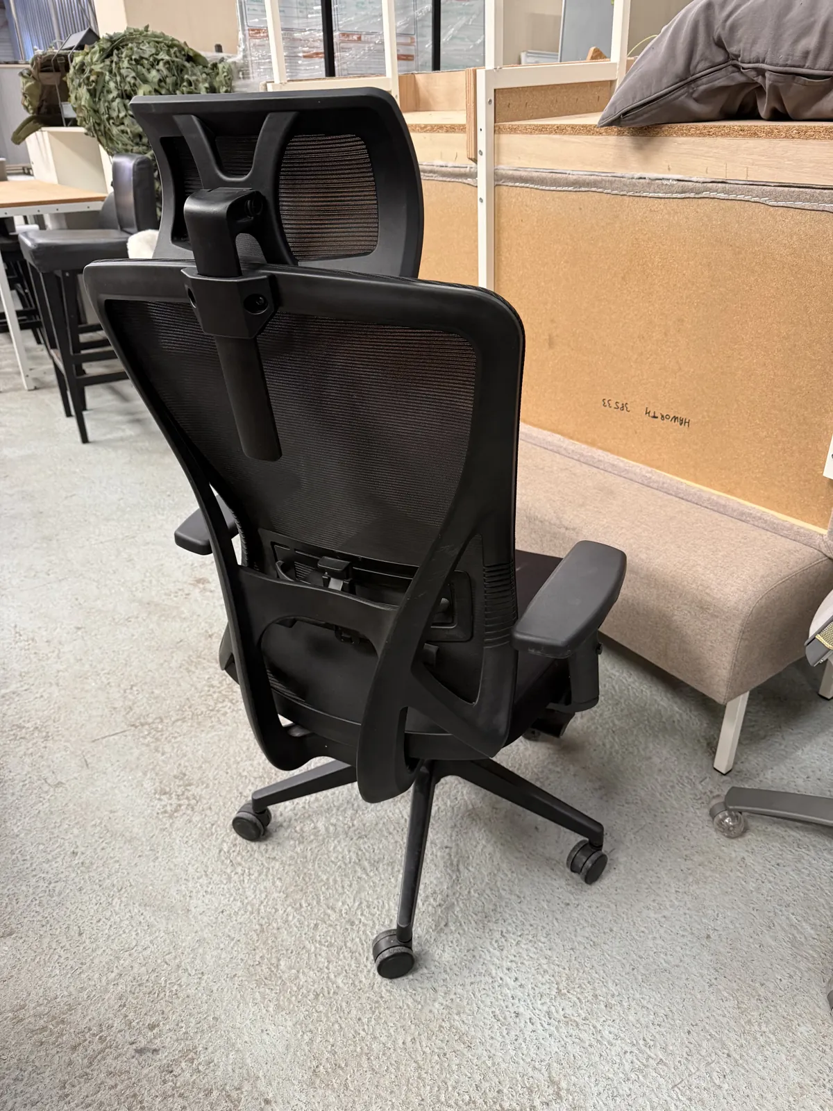 Chaise de bureau à roulettes noire avec appui-tête, photo 2