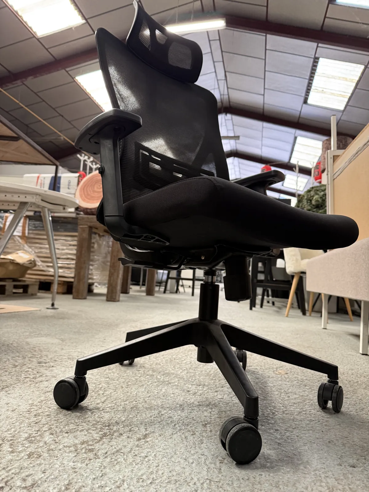 Chaise de bureau à roulettes noire avec appui-tête, photo 3