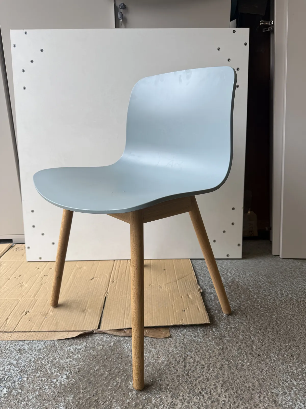 Chaise Dusty bleu clair en plastique, pieds en bois, photo 3