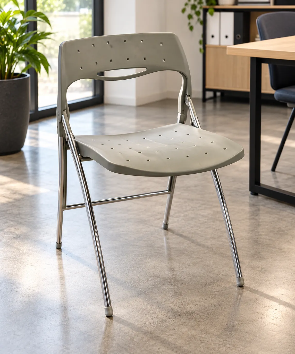 Chaise grise en plastique avec pieds en métal, pour cuisine ou bureau, illustration de mise en situation