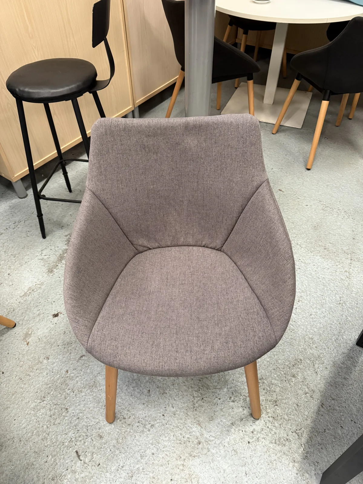 Chaise grise en tissu avec pieds en bois marron, salle à manger, photo 1