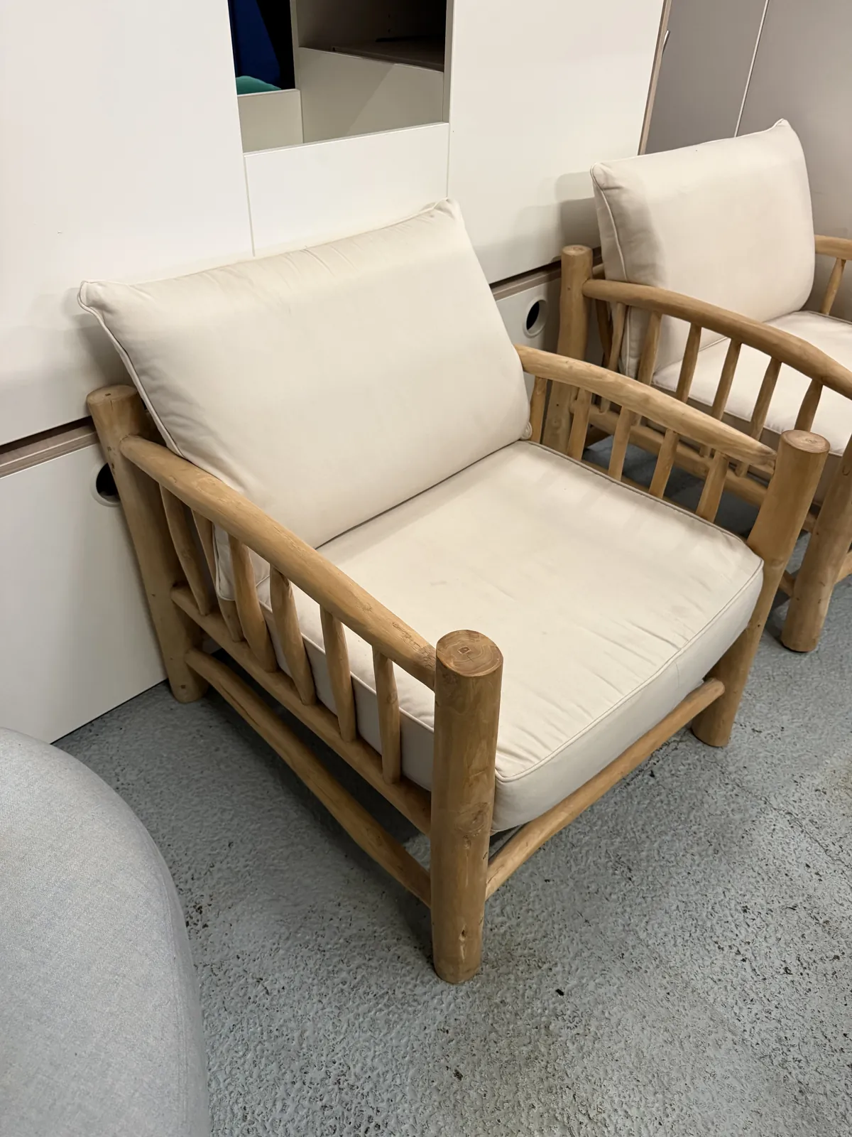 Fauteuil en bois avec coussins beige en tissu, structure bois, photo 2