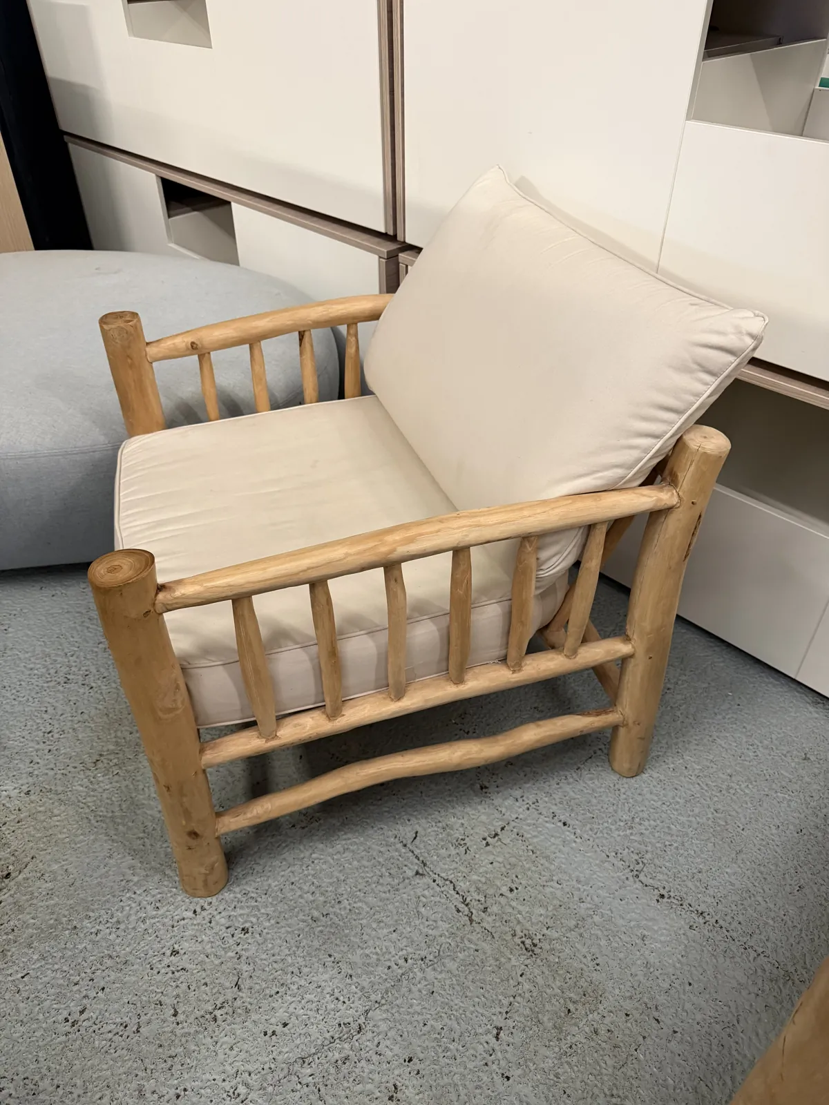 Fauteuil en bois avec coussins beige en tissu, structure bois, photo 3