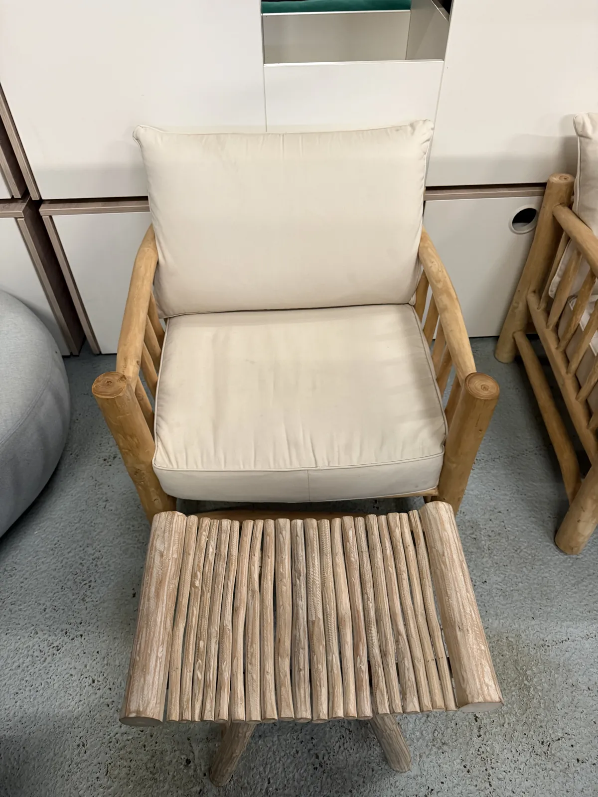 Fauteuil en bois avec coussins beige en tissu, structure bois, photo 4