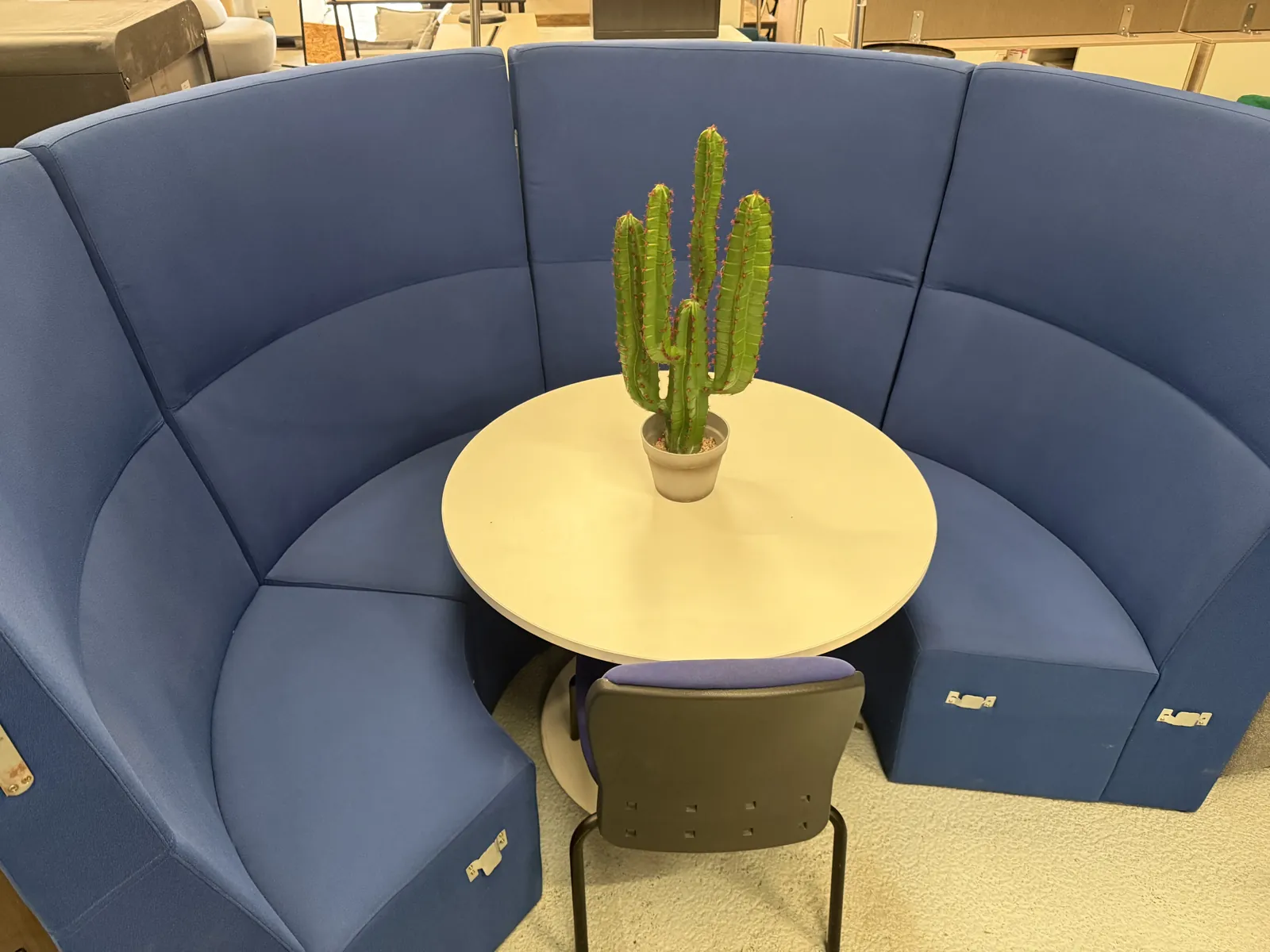 Fauteuil coin détente bleu en tissu pour salle de pause, photo 1