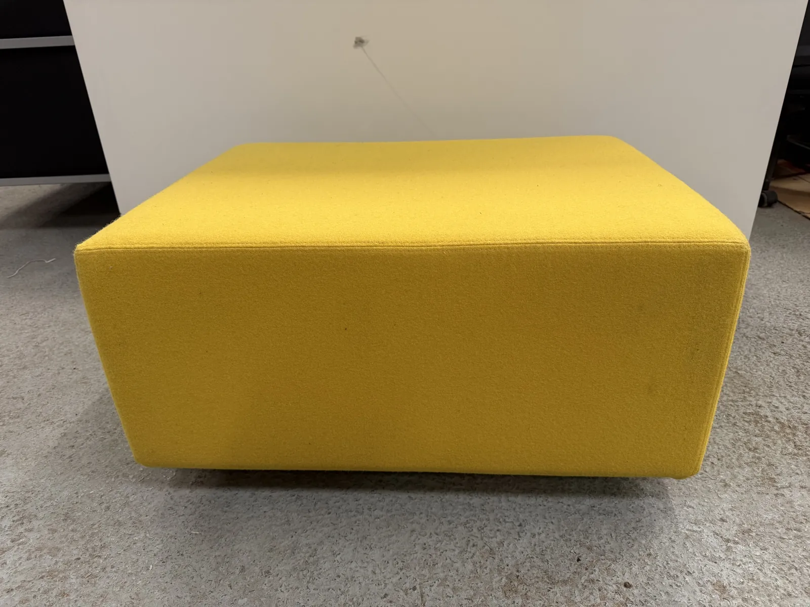 Fauteuil pouf jaune foncé en tissu, siège bas d'appoint, photo 2