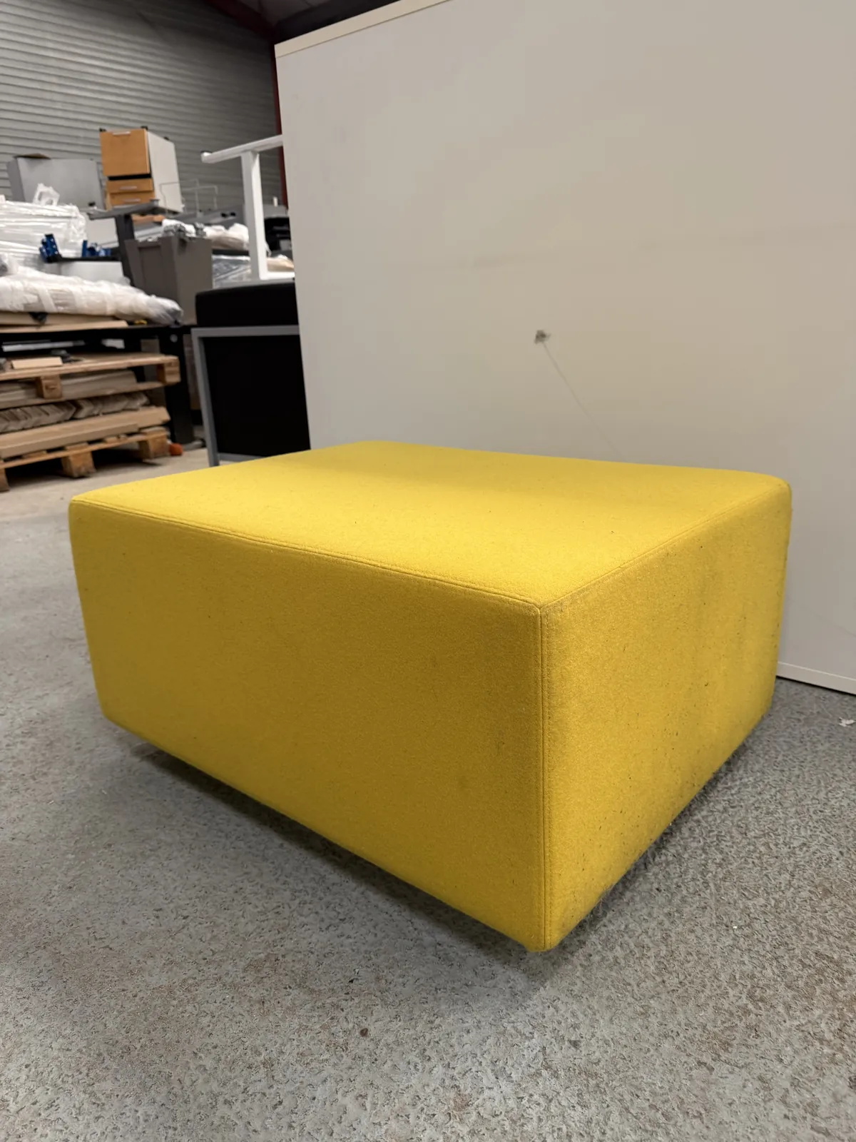 Fauteuil pouf jaune foncé en tissu, siège bas d'appoint, photo 3