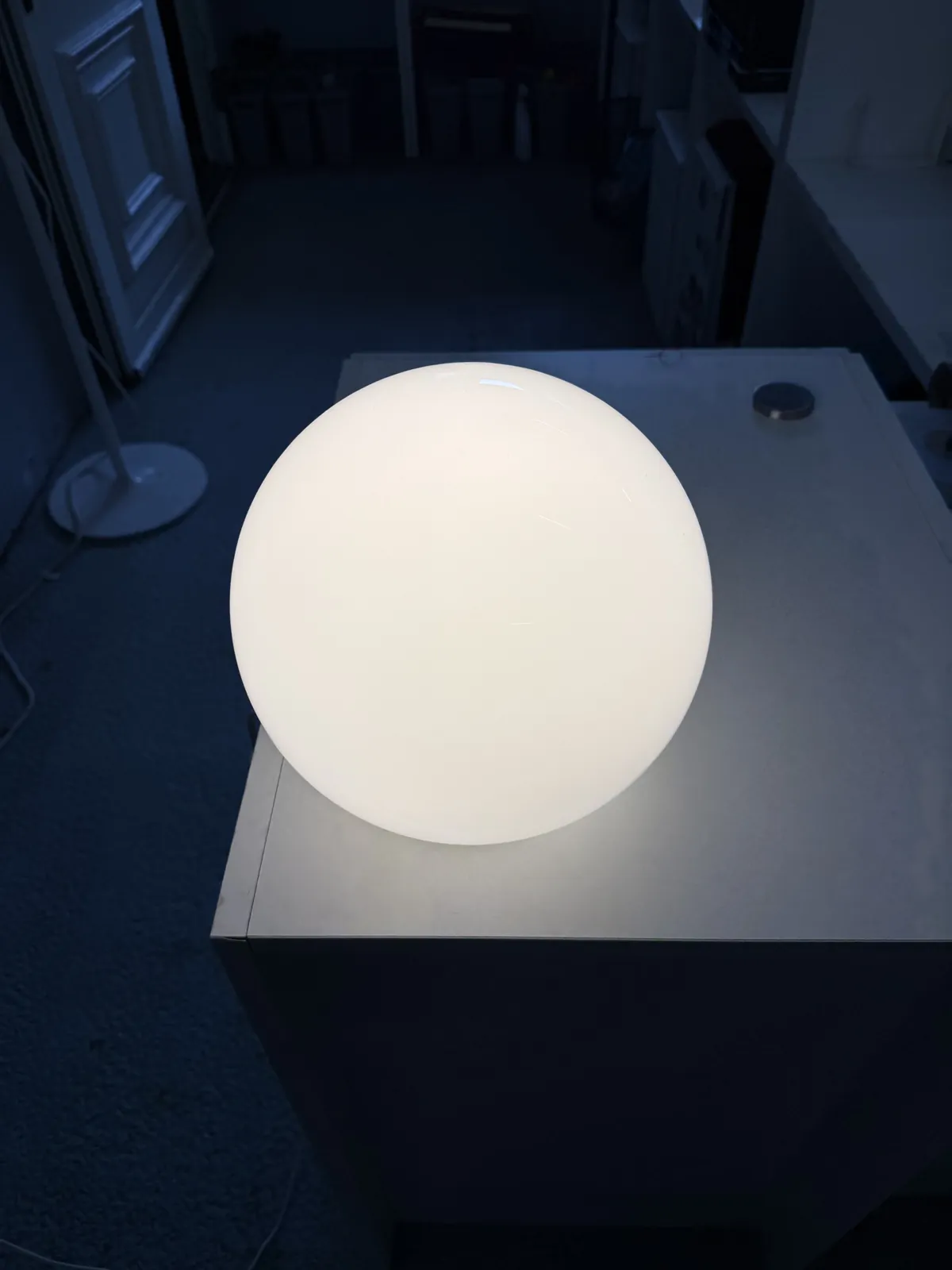 Lampe à poser Ikea ronde en verre blanc avec prise, 23 cm, photo 1