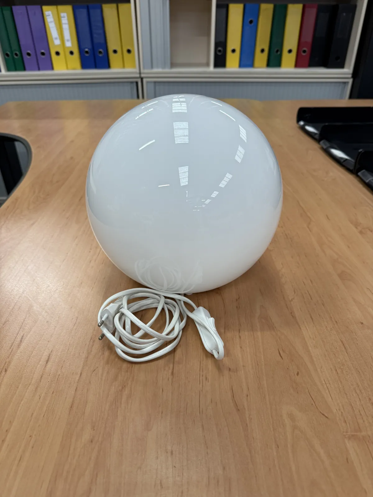 Lampe à poser Ikea ronde en verre blanc avec prise, 23 cm, photo 3
