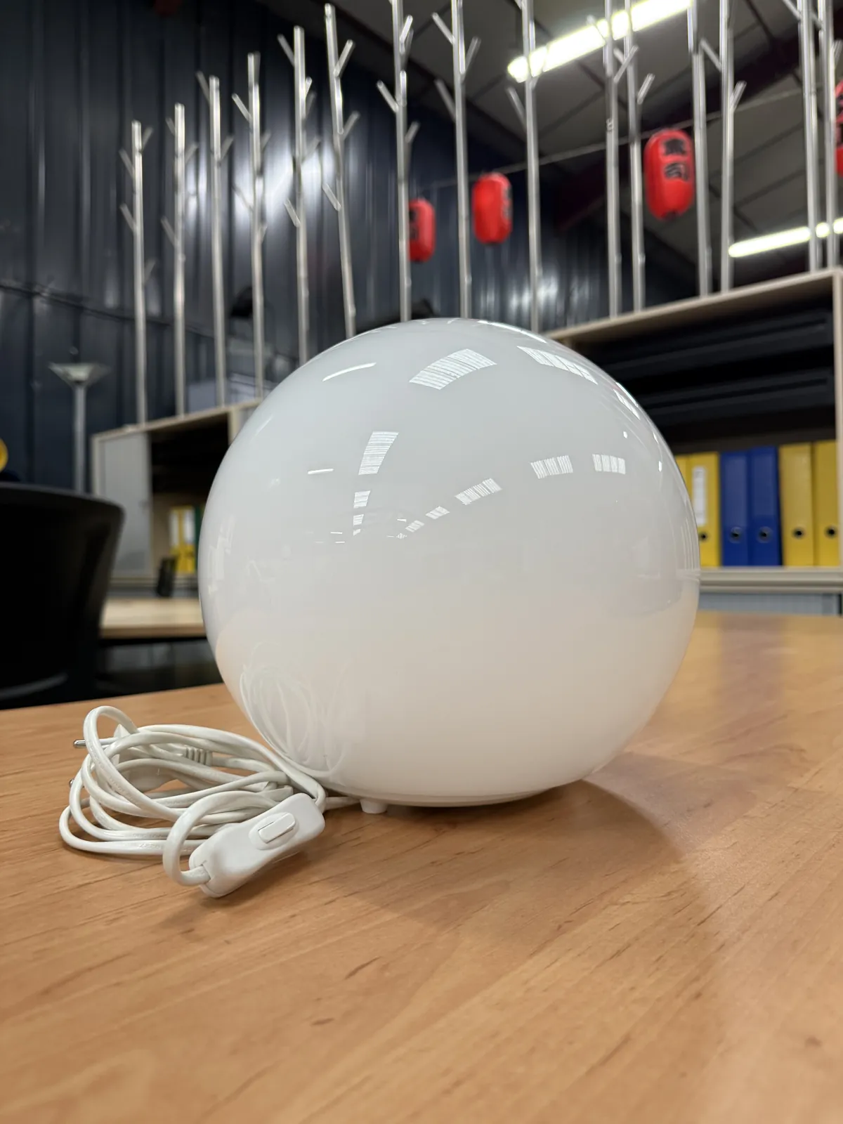 Lampe à poser Ikea ronde en verre blanc avec prise, 23 cm, photo 4