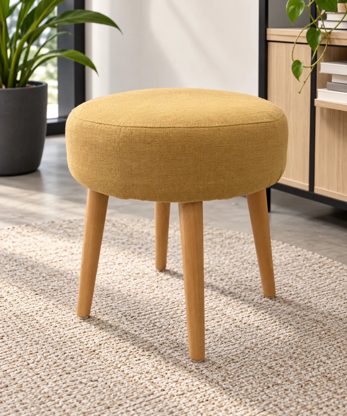 Petit tabouret jaune en tissu, siège d'appoint compact, illustration de mise en situation