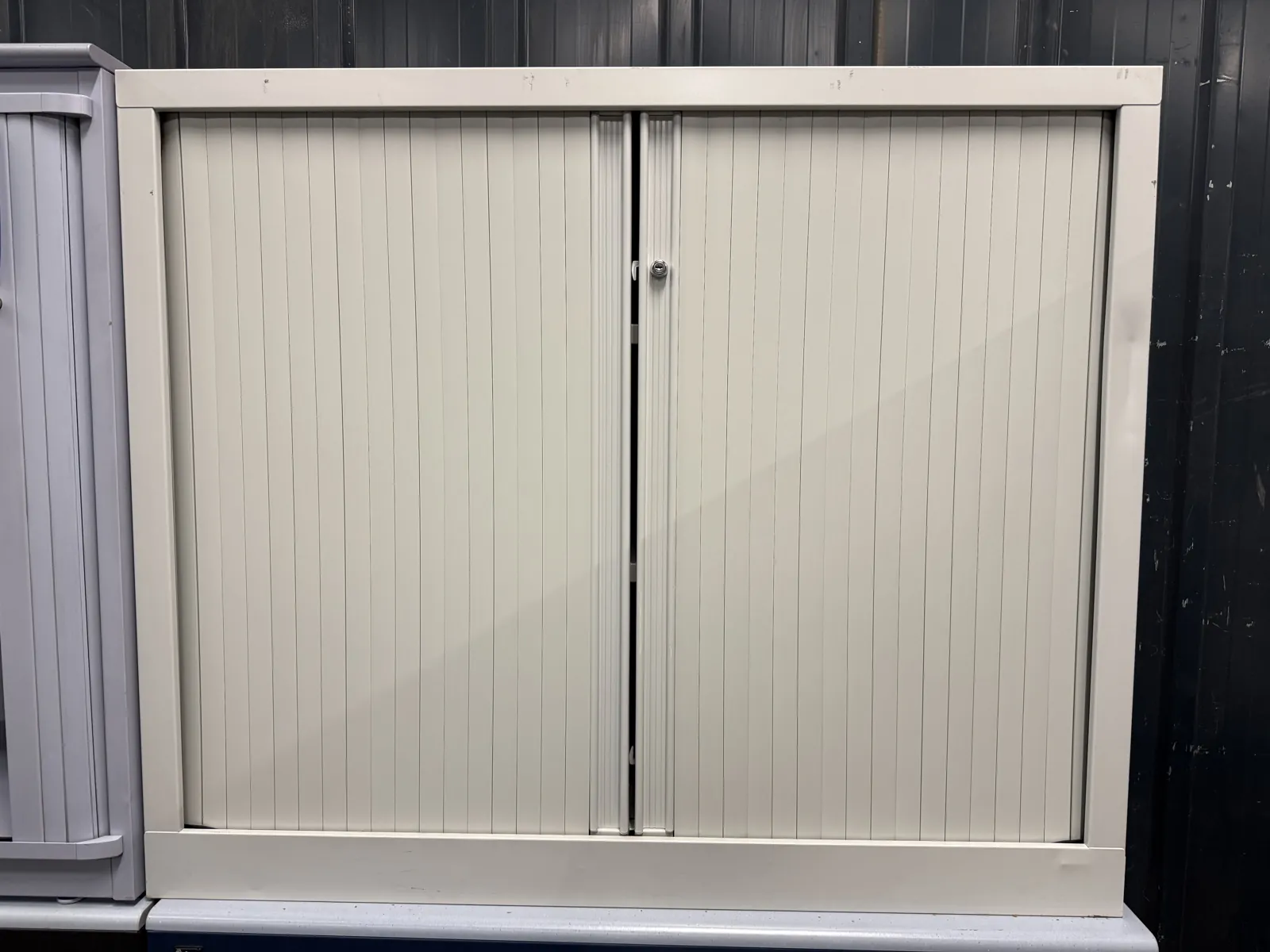 Petite armoire de rangement grise en plastique, meuble polyvalent, photo 1