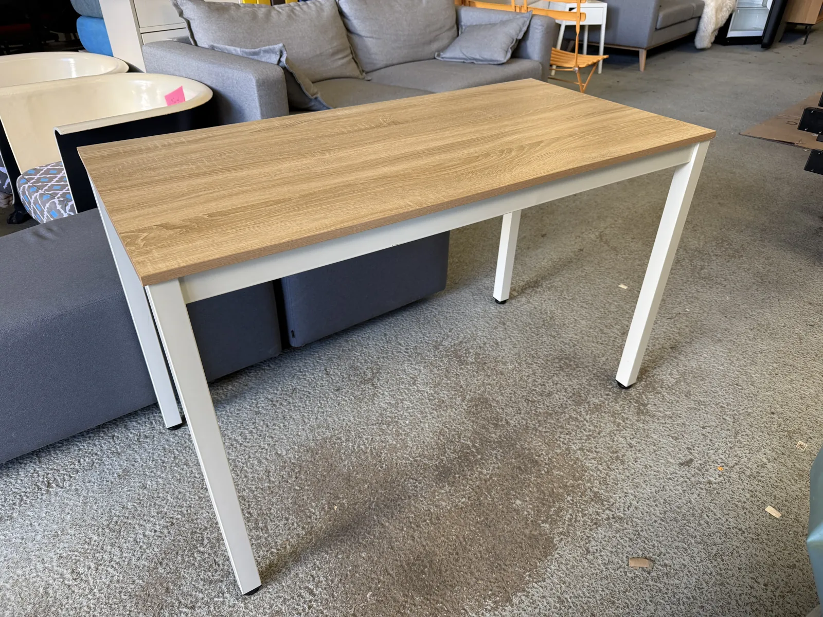 Petite table de bureau en bois marron avec pied blanc, photo 1