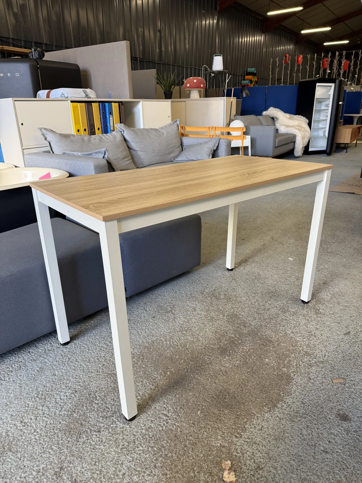Petite table de bureau en bois marron avec pied blanc, photo 2