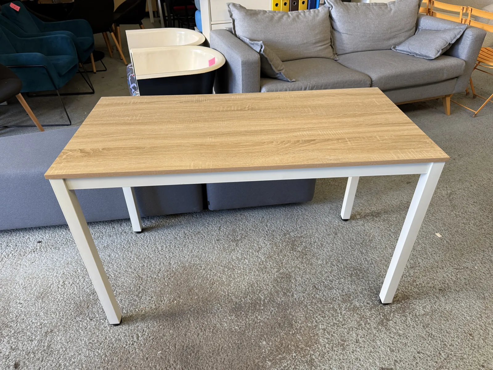 Petite table de bureau en bois marron avec pied blanc, photo 4