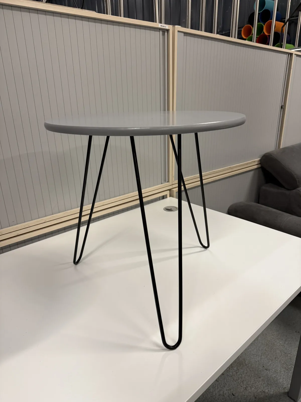 Petite table carrée grise à pied en métal noir, 47 cm, photo 1