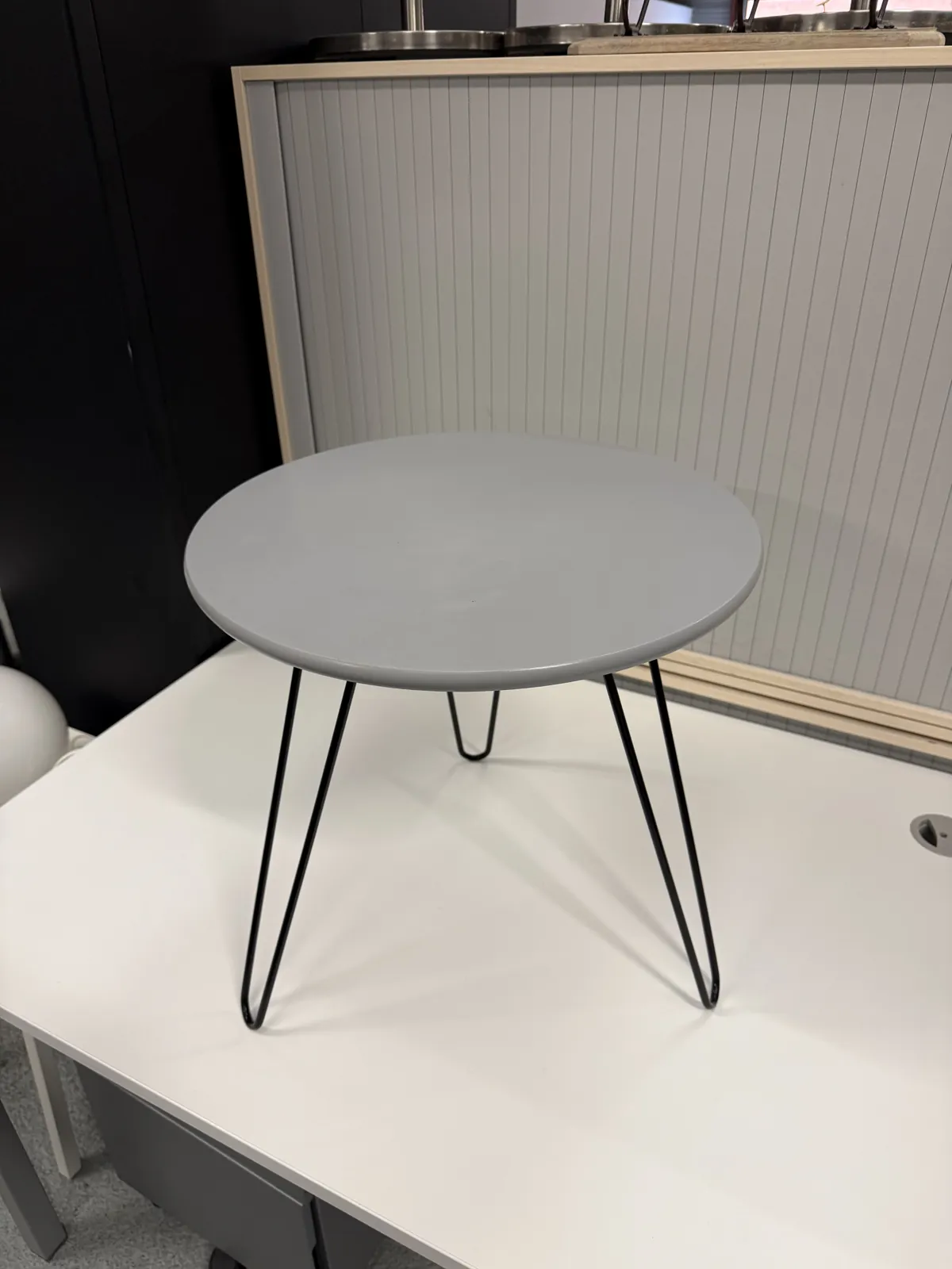 Petite table carrée grise à pied en métal noir, 47 cm, photo 2