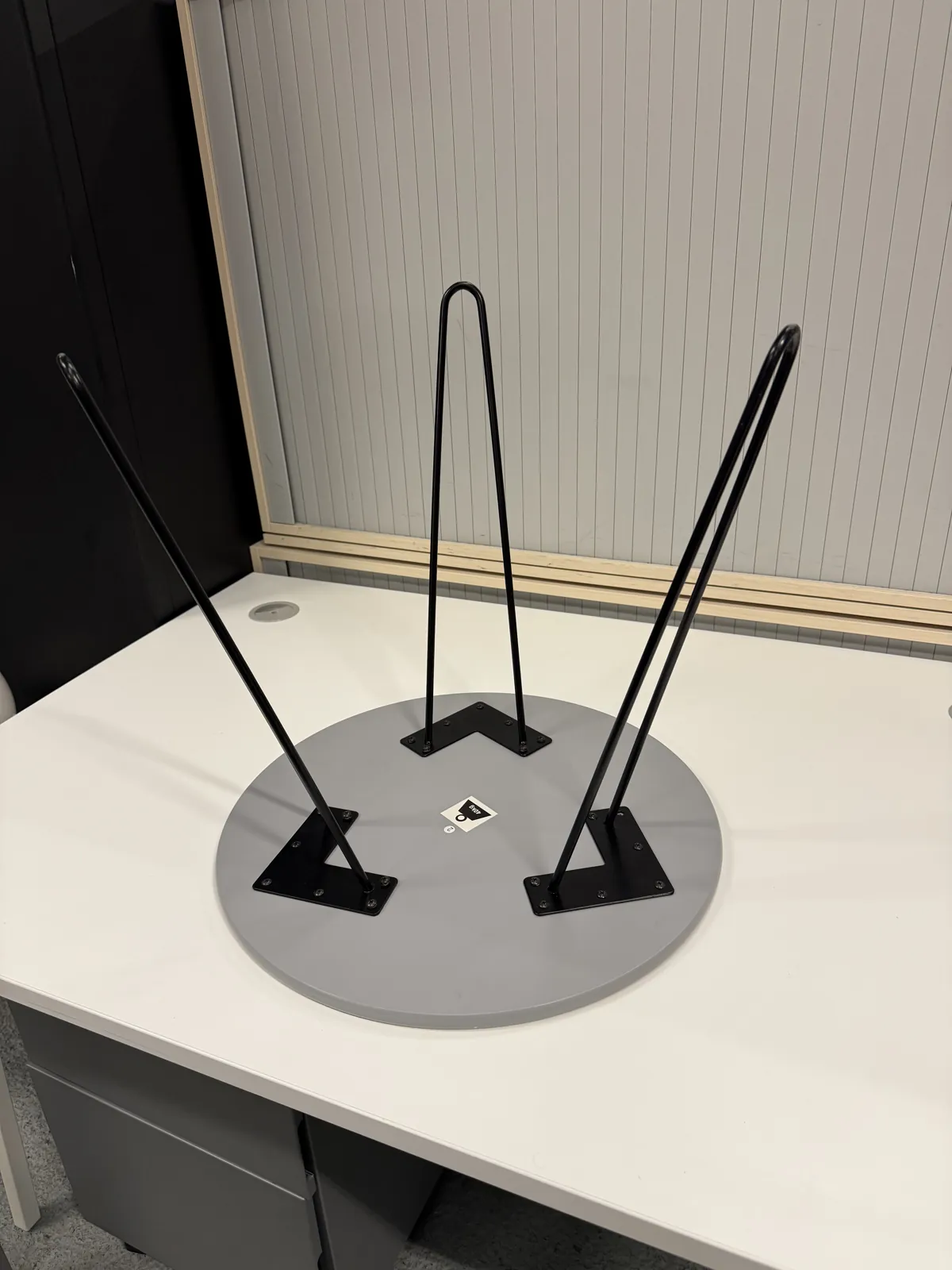 Petite table carrée grise à pied en métal noir, 47 cm, photo 3