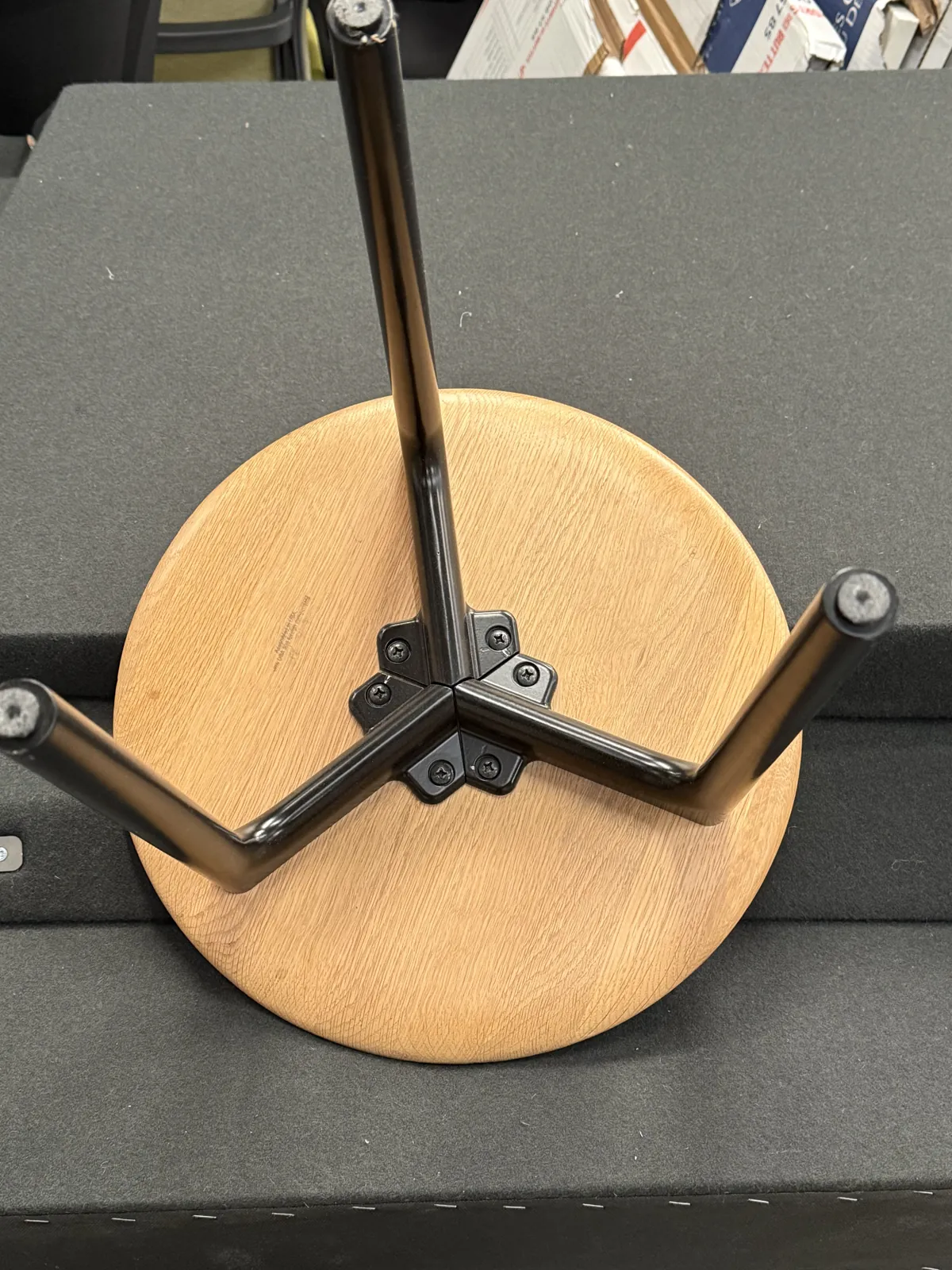 Petite table ronde en bois à 3 pieds noirs, utilisable comme tabouret, photo 4
