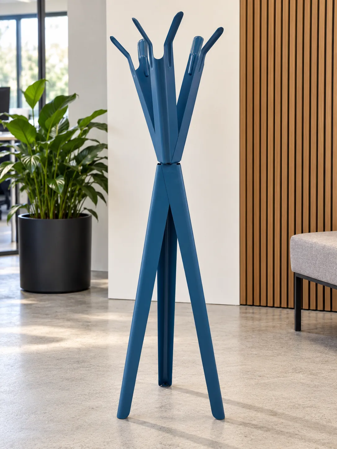 Porte-manteau design Tolix bleu en métal, pour entrée ou bureau, illustration de mise en situation