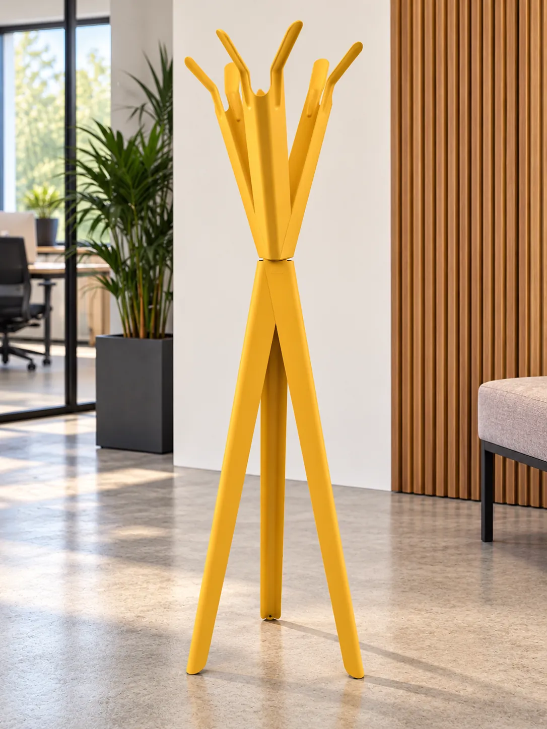 Porte-manteau design Tolix jaune en métal, pour entrée ou couloir, illustration de mise en situation