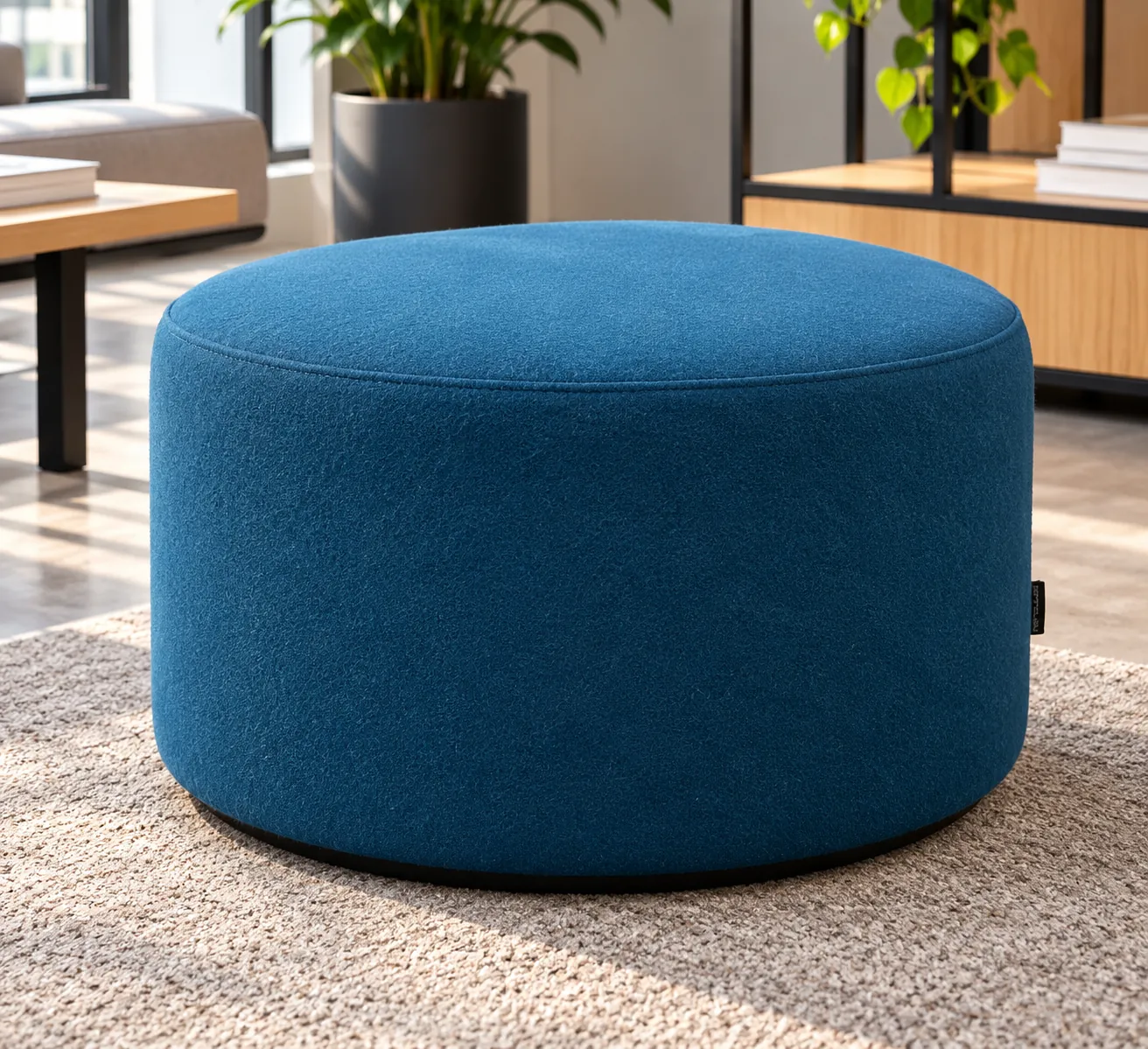 Pouf bleu Narbutas en tissu, siège d'appoint et repose-pied, illustration de mise en situation
