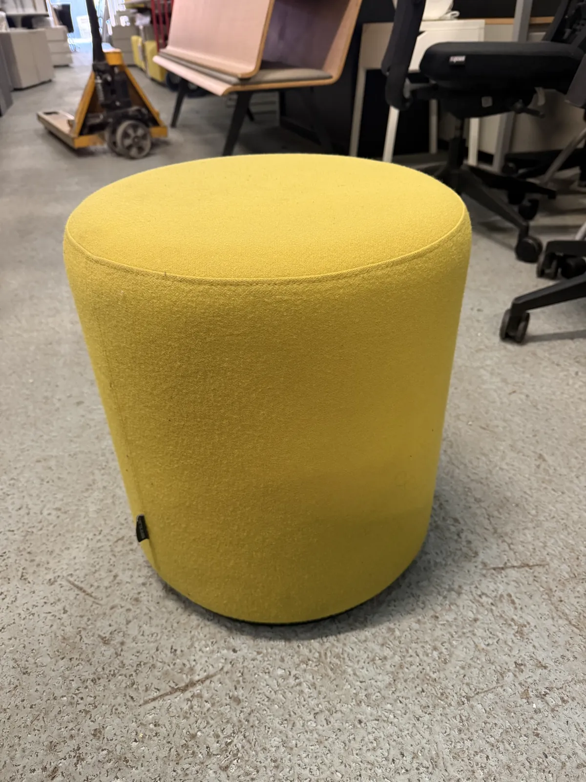 Pouf jaune Narbutas en tissu, vendu sans roulettes, photo 2