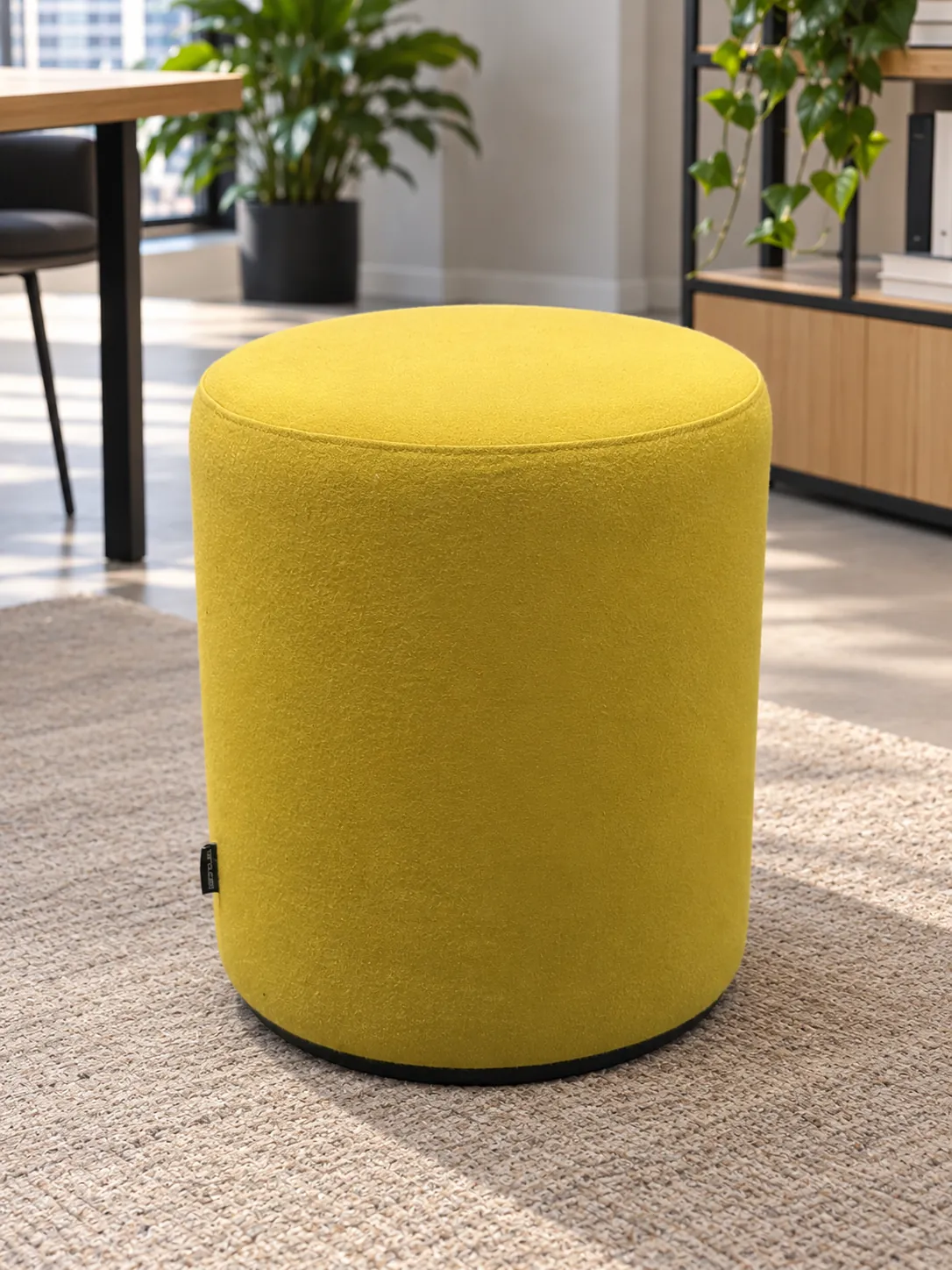 Pouf jaune Narbutas en tissu, vendu sans roulettes, illustration de mise en situation