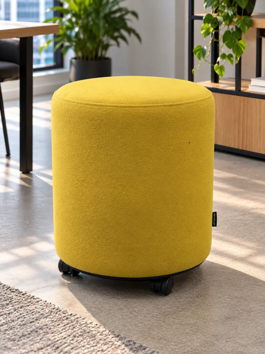 Pouf à roulettes jaune Narbutas en tissu, assise basse et mobile, illustration de mise en situation