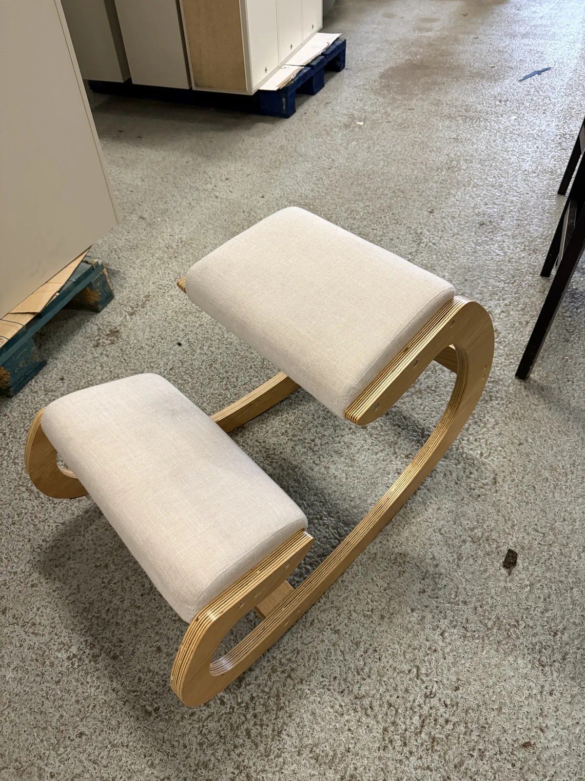 Siège repose-pied à bascule en tissu gris et bois, photo 1